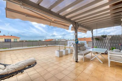 covered-veranda-with-wooden-pergola