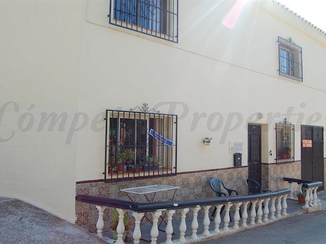 Image No.1-5 Bed Townhouse for sale