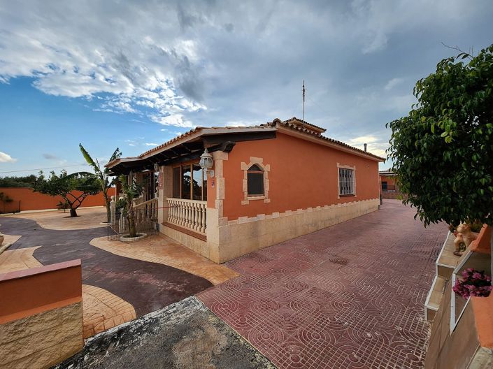 Image No.1-4 Bed Villa for sale