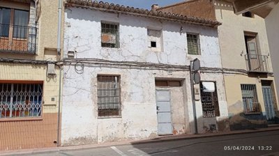 1 - Caudete, Property