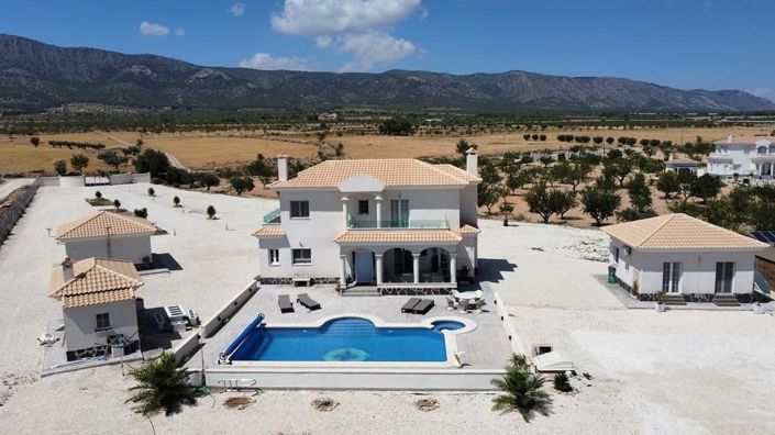 Image No.1-6 Bed Villa for sale