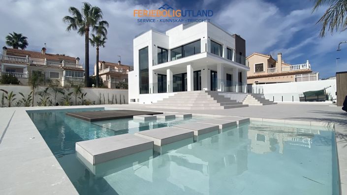 Image No.1-4 Bed Villa for sale