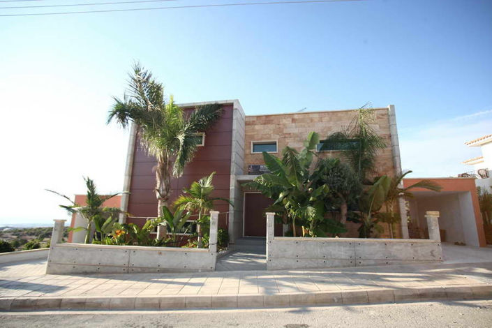 Image No.1-5 Bed House for sale