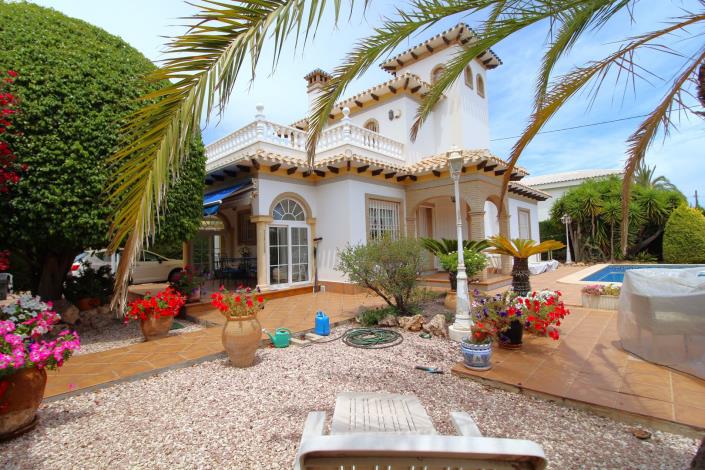 Image No.1-3 Bed Villa / Detached for sale