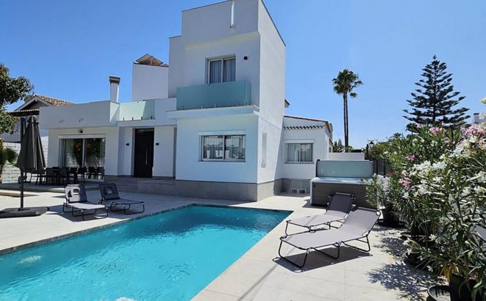 Image No.1-6 Bed Villa for sale