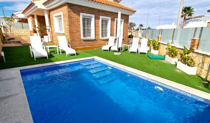 Image No.1-4 Bed Villa / Detached for sale