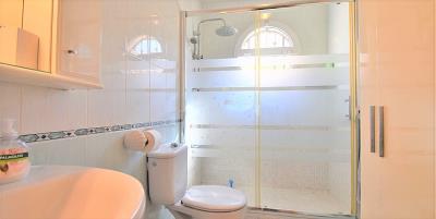 11-bath1_1_w_1300x652