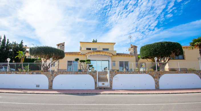 Image No.1-4 Bed Villa for sale