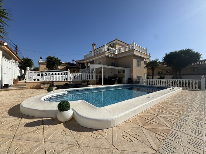 Image No.1-4 Bed Villa for sale