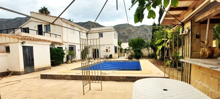 Image No.1-8 Bed Villa for sale