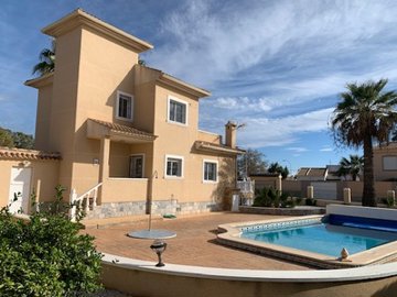 villa-for-sale-in-la-siesta-es129-176221-3