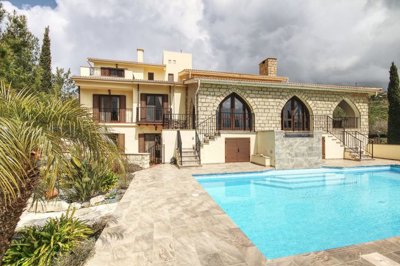 Detached Villa For Sale  in  Ineia