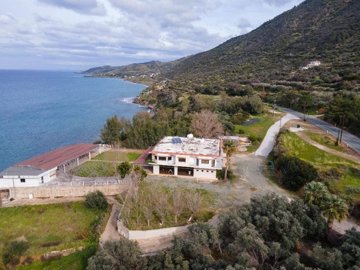 Building For Sale  in  Pomos