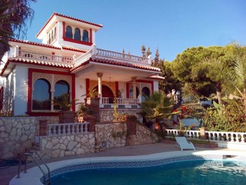 VILLA AND POOL