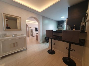 Hall-Kitchen