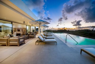 outdoor-pool-lounge-at-dusk-1170x785