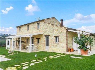 ima27215-2018-10-farmhouse-monte-vidon-corrado-marche-03-1-758x564