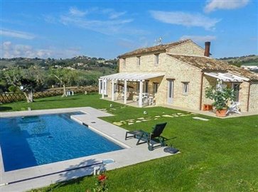 ima27215-2018-10-farmhouse-monte-vidon-corrado-marche-05-1-758x564