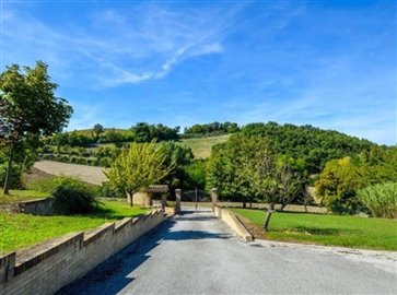 ima27618-2018-11-farmhouse-acqualagna-marche-024-758x564