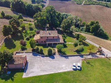 ima27618-2018-11-farmhouse-acqualagna-marche-02-758x564