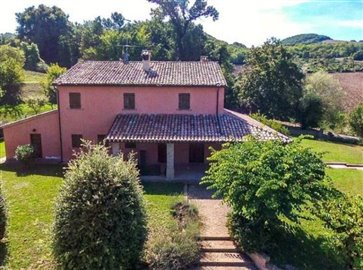 ima27618-2018-11-farmhouse-acqualagna-marche-03-758x564