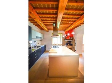 ima27618-2018-11-farmhouse-acqualagna-marche-016-758x564