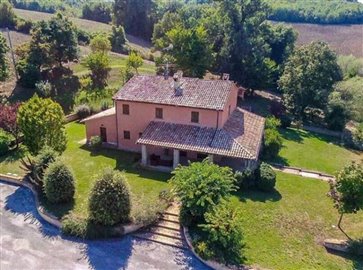 ima27618-2018-11-farmhouse-acqualagna-marche-01-758x564