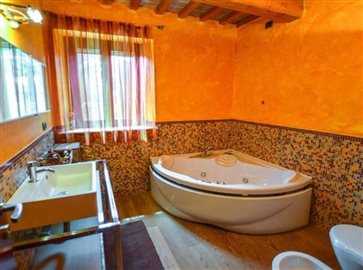 ima27618-2018-11-farmhouse-acqualagna-marche-018-758x564