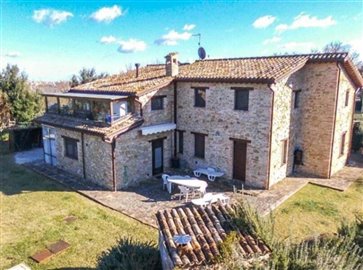 ima31688-2019-02-farmhouse-treia-marche-italy-07-758x564