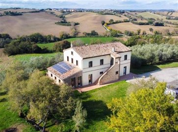 ima31695-2020-11-farmhouse-marche-jesi-italy-01-758x564