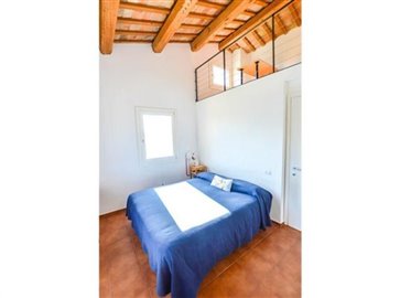 ima31695-2020-11-farmhouse-marche-jesi-italy-026-758x564