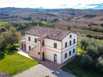 ima31695-2020-11-farmhouse-marche-jesi-italy-02-758x564