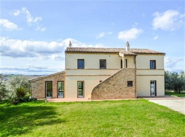 ima31695-2020-11-farmhouse-marche-jesi-italy-04-758x564