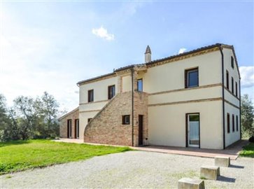 ima31695-2020-11-farmhouse-marche-jesi-italy-05-758x564