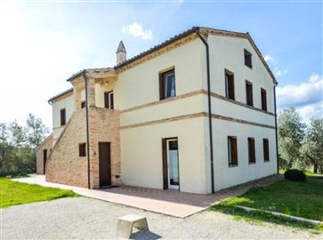 ima31695-2020-11-farmhouse-marche-jesi-italy-06-758x564