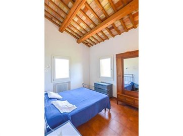 ima31695-2020-11-farmhouse-marche-jesi-italy-020-758x564