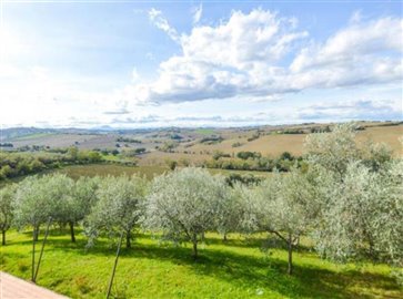 ima31695-2020-11-farmhouse-marche-jesi-italy-023-758x564