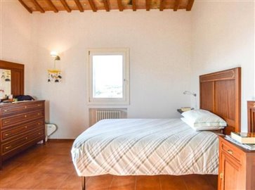 ima31695-2020-11-farmhouse-marche-jesi-italy-024-758x564