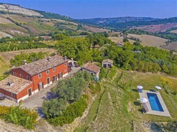 ima32820-2021-03-agriturismo-serra-san-quirico-marche-italy-02b-758x564