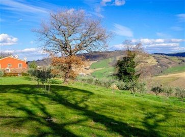 ima32820-2021-01-agriturismo-serra-san-quirico-marche-italy-02-758x564