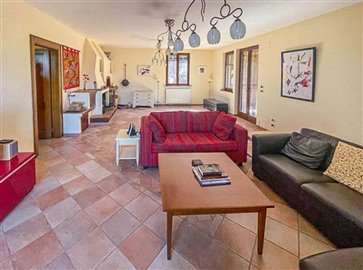 ima37329-2022-05-farmhouse-marche-italy-lapedona12-758x564