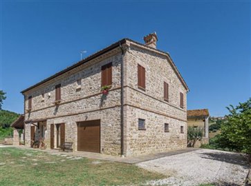 ima37418-2022-07-farmhouse-cingoli-marche-italy-07-758x564