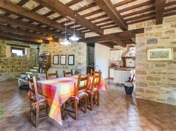 ima37418-2022-07-farmhouse-cingoli-marche-italy-015-758x564