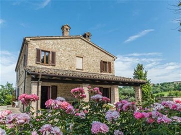 ima37418-2022-07-farmhouse-cingoli-marche-italy-012-758x564