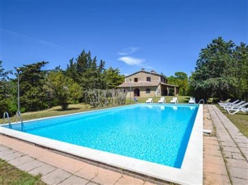 ium33802-2021-07-country-house-san-venanzo-umbria-italy-010-758x564