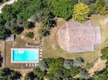 ium33802-2021-07-country-house-san-venanzo-umbria-italy-04-758x564