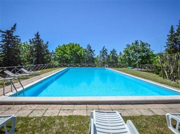 ium33802-2021-07-country-house-san-venanzo-umbria-italy-09-758x564