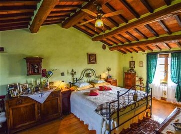 ium31936-2019-04-farmhouse-castiglionedellago-umbria-014-758x564