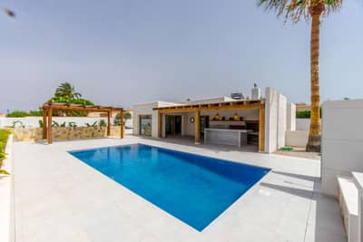 Image No.1-4 Bed Villa / Detached for sale