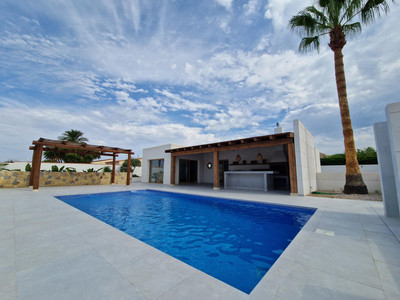 Image No.1-4 Bed Villa / Detached for sale